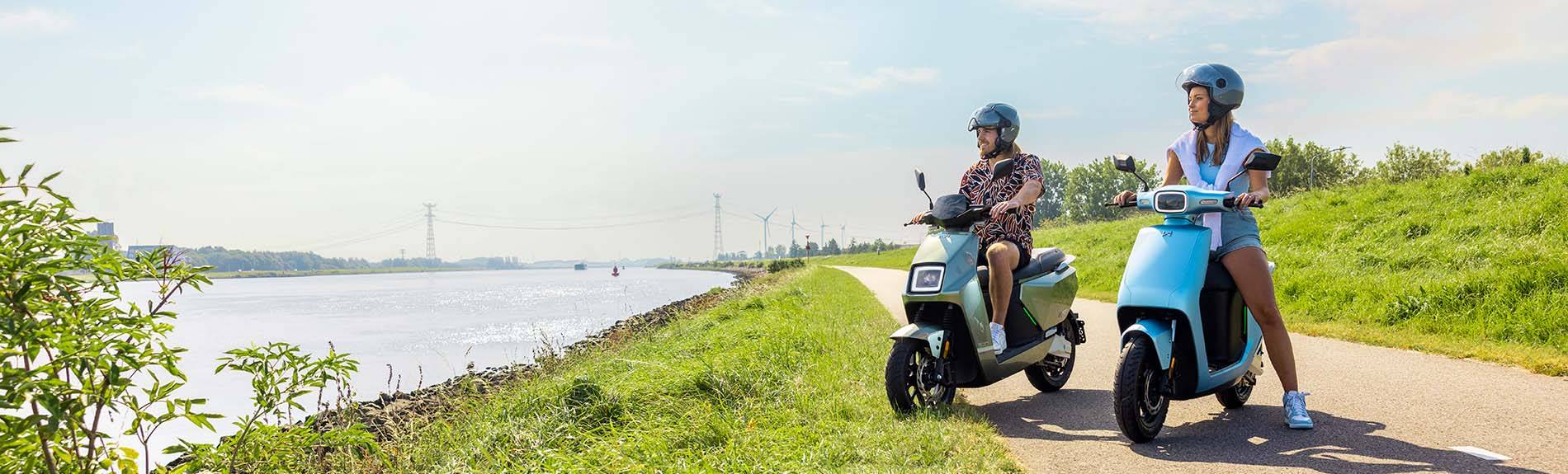 Elektrische Scooter Alkmaar een mooie foto van vrijheid en comfort op de scooter in Alkmaar